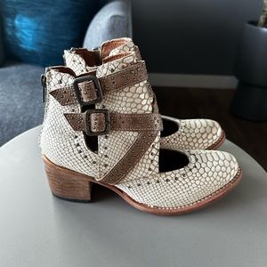 Freebird SAPHIRE in Cream/Brown, Size 6, Excellent/Brand New condition.